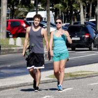 Jayme Matarazzo caminha com a namorada pela praia da Barra da Tijuca, no Rio