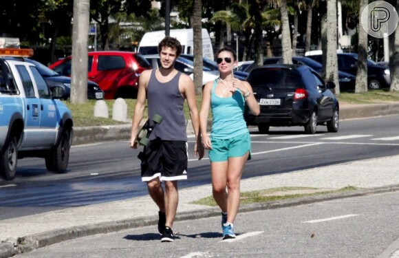Jayme Matarazzo caminha com a namorada pela orla da Barra da Tijuca, na zona oeste do Rio de Janeiro, em 1º de fevereiro de 2013