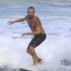 Durante folgas de 'A Teia', Paulinho Vilhena mostrou boa forma ao surfar em praia do Rio