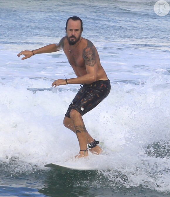 Durante folgas de 'A Teia', Paulinho Vilhena mostrou boa forma ao surfar em praia do Rio