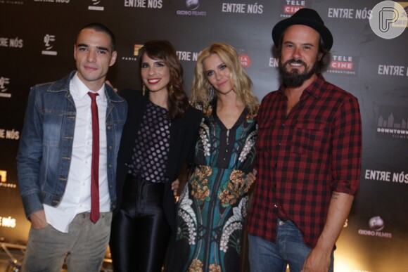 Paulinho Vilhena posa com elenco do filme 'Entre Nós', com Carolina Dieckmann, Maria Ribeiro e Caio Blat