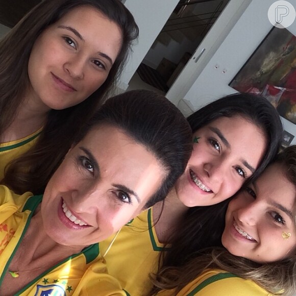 Fátima Bernardes assiste ao jogo do Brasil em casa com os filhos