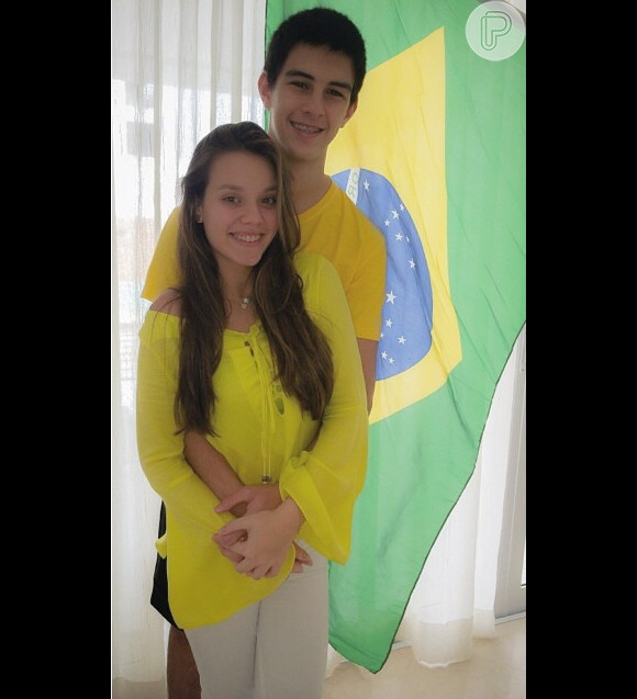 Vinicius, de 16 anos, comemora o Dia dos Namorados com a namorada, Carolina, em dia de jogo do Brasil
