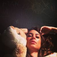 Thaila Ayala aparece em nova foto na cama do camarim de James Franco