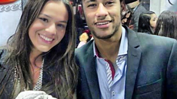 Bruna Marquezine nega ter ganho aliança de noivado de Neymar: 'Não existe anel!'
