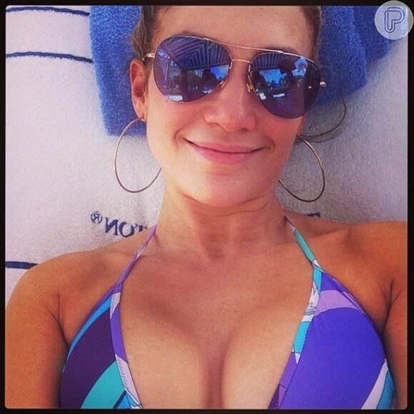 Jennifer Lopez curte dia de piscina