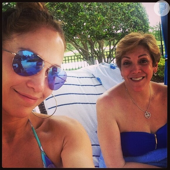 Jennifer Lopez curte dia de piscina com sua mãe, Guadalupe