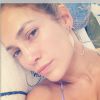 Jennifer Lopez curte dia de piscina e mostra seu rosto sem maquiagem: 'Eu acordo assim'