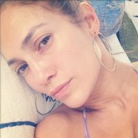 Jennifer Lopez publica foto sem maquiagem em dia de piscina: 'Eu acordo assim'