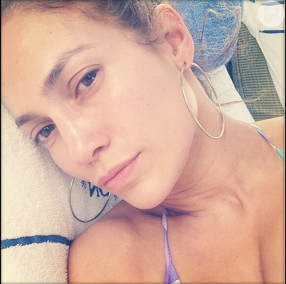 Jennifer Lopez curte dia de piscina e mostra seu rosto sem maquiagem: 'Eu acordo assim'