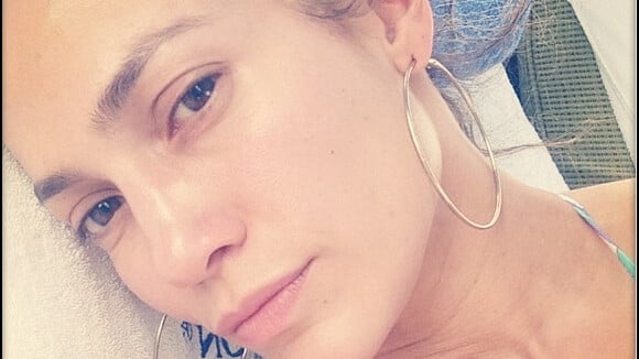 Jennifer Lopez publica foto sem maquiagem em dia de piscina: 'Eu acordo assim'