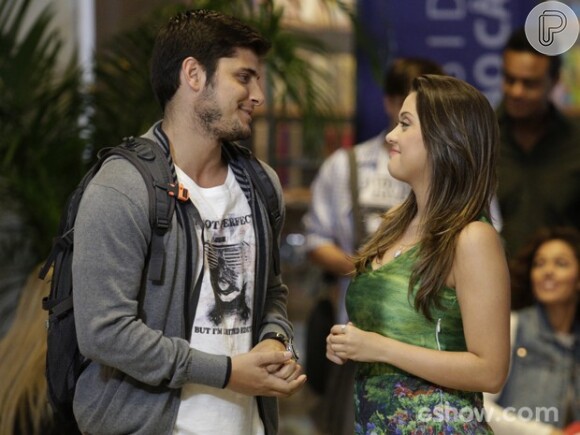 Bárbara (Polliana Aleixo) não se despede de André (Bruno Gissoni) antes de ir viajar, na novela 'Em Família'