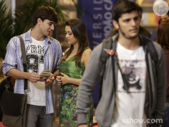 André (Bruno Gissoni) fica com ciúmes de Bárbara (Polliana Aleixo), na novela 'Em Família'