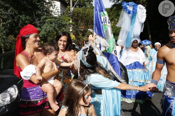 Cynthia Howlett ficou radiante em ver o filho mais novo, Rodrigo, de 10 meses, no desfile do bloco de Carnaval