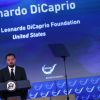Leonardo DiCaprio volta para os EUA e participa de evento, exibindo bronzeado 
