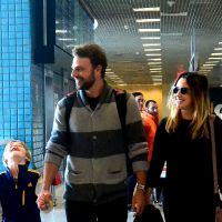 Fernanda Vasconcellos e Cássio Reis embarcam com Noah em aeroporto do Rio