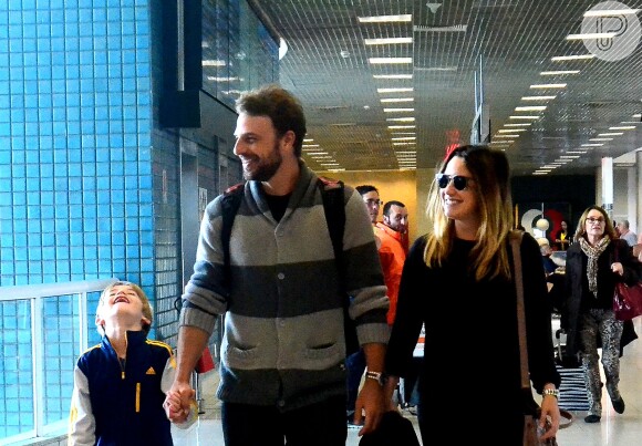Fernanda Vasconcellos e Cássio Reis levaram Noah, de 6 anos, para viajar no feriado desta quarta-feira, 19 de junho de 2014. O casal de namorados embarcou no aeroporto Santos Dumont, no Rio