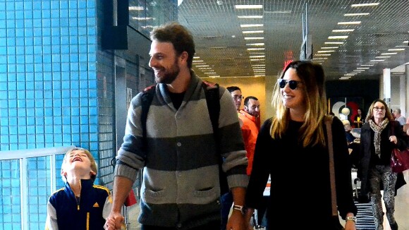 Fernanda Vasconcellos e Cássio Reis embarcam com Noah em aeroporto do Rio