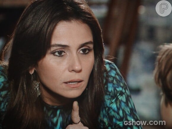 Clara (Giovanna Antonelli) afirma para Ivan (Vitor Figueiredo) que Marina (Tainá Müller) é apenas uma amiga querida, pois teme a reação do filho ao contar sobre seu namoro com a fotógrafa, na novela 'Em Família'