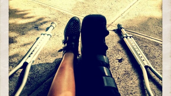 Demi Lovato quebra a perna e posta foto no Twitter