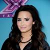 Demi Lovato sofre acidente doméstico e imobiliza a perna direita, em fevereiro de 2013