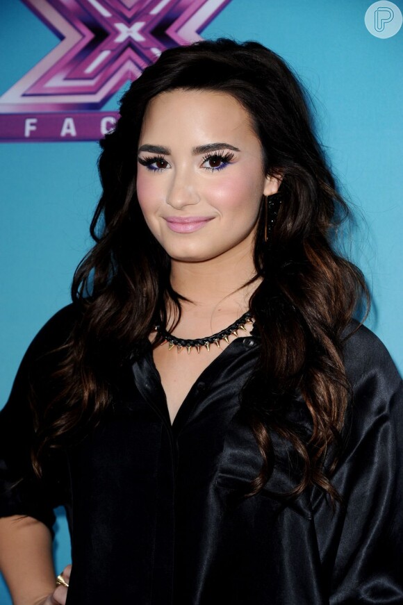 Demi Lovato sofre acidente doméstico e imobiliza a perna direita, em fevereiro de 2013