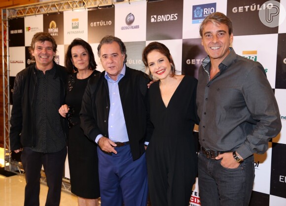 Drica Moraes posa com elenco de 'Getúlio', filme protaonizado por Tony Ramos; no longa, a atriz vive a filha de Getúlio, Alzira Vargas