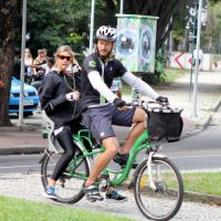 Fernanda Lima pega carona na garupa da bicicleta de Rodrigo Hilbert no Rio
