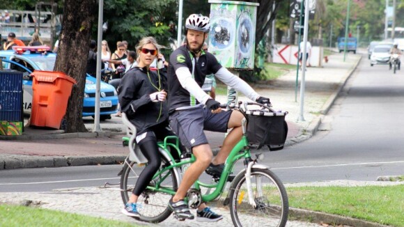 Fernanda Lima pega carona na garupa da bicicleta de Rodrigo Hilbert no Rio