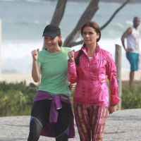 Giovanna Antonelli e Julia Lemmetz gravam 'Em Família' em praia carioca