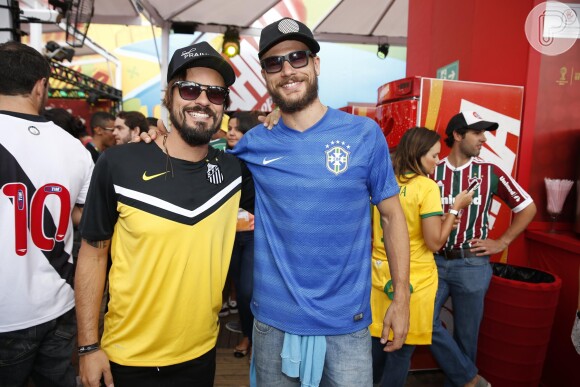 Antes do jogo começar, Rodrigo Hilbert circulou pelo Maracanã e encontrou o ator Paulinho Vilhena no camarote Brahma Deck