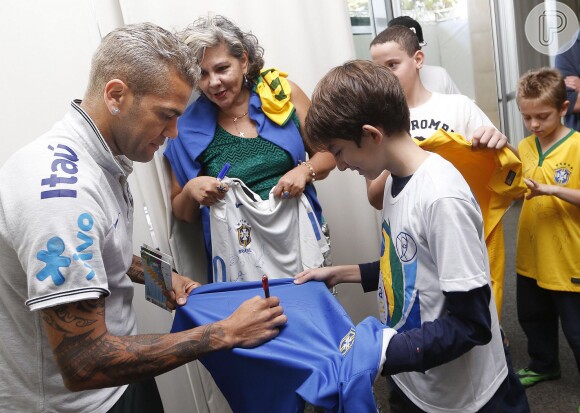 Antes do treino deste domingo, amigos de Daniel Alves e familiares de Dante, Maxwell e David Luiz visitaram os jogadores da Seleção Brasileira, no Brasília Palace Hotel