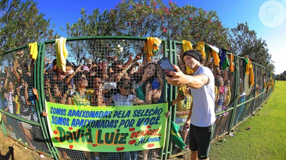 David Luiz foi atencioso com a torcida em Brasília depois do almoço de domingo, em 18 de junho de 2014