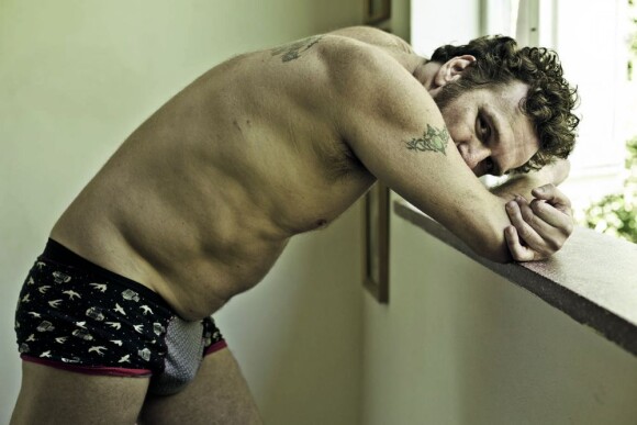Otto faz ensaio sensual e posa só de cueca para a revista 'TPM' de fevereiro de 2013