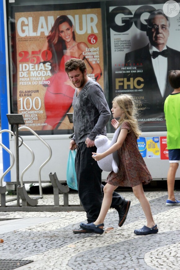 Otto passeia com sua filha, Betina, de 9 anos, fruto do relacionamento com a atriz Alessandra Negrini