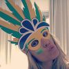 Carolina Dieckmann posa de máscara com as cores da bandeira brasileira e maquiagem verde e amarela no rosto