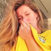 Gisele Bündchen postou foto beijando a camisa e declarou: 'Vai que é tua Brasil!!!'