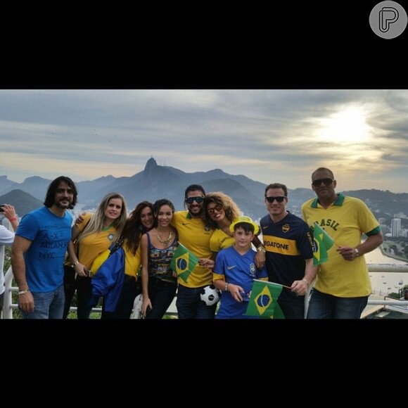 Sheron Menezzes preferiu vibrar pela vitória do Brasil ao lado da família, no Rio de Janeiro: 'Vai pra cima, Brasil!'