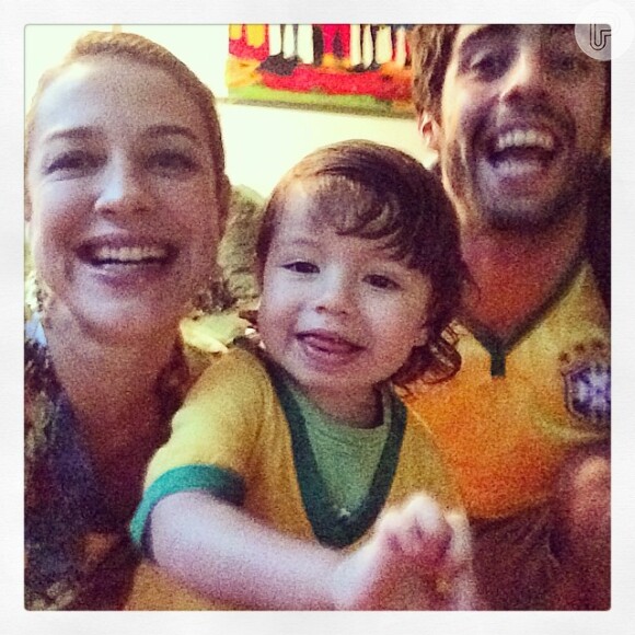 Luana Piovani vibra com o marido, Pedro Scooby, e com o filho, Dom, após gol de Neymar
