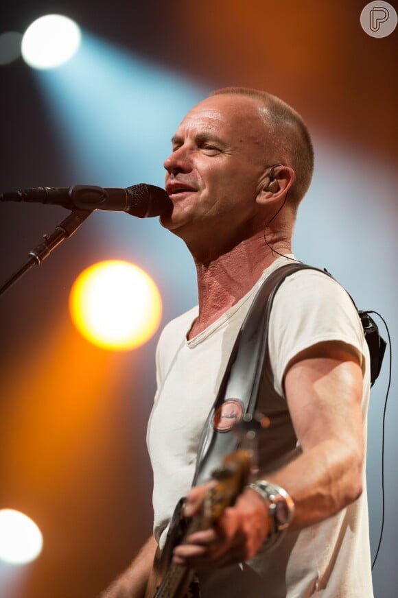 Nascido na Inglaterra, Sting começou a despontar para o sucesso como cantor e baixista da banda de rock The Police, em 1977
