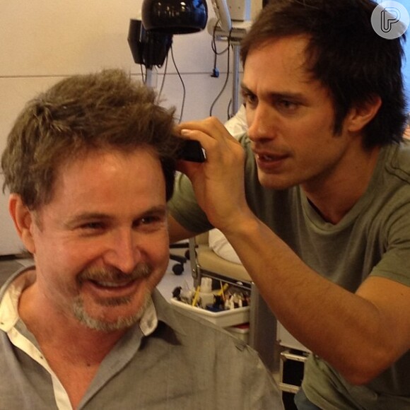 Gael García Bernal também está bem a vontade nos bastidores de 'Zoom'. em foto postada no Instagram, ele aparece brincando de cortar o cabelo do hairstylist Vanderley Nunes