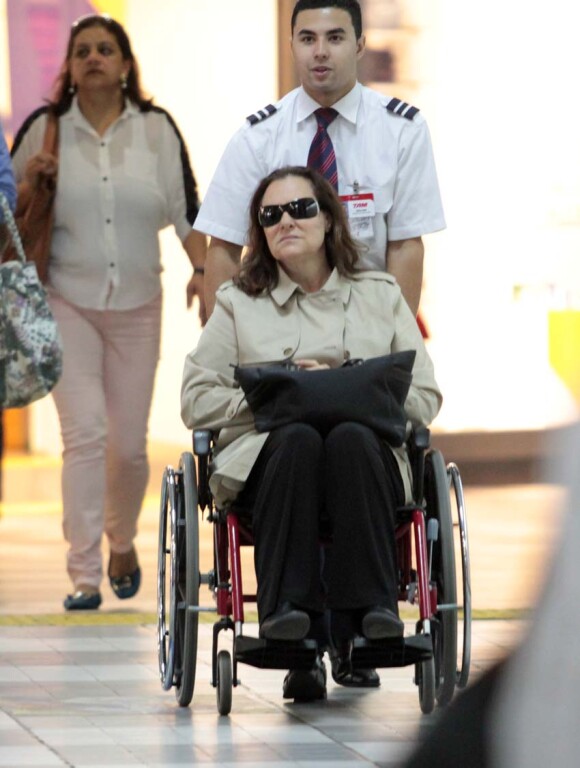 Elizabeth Savala torce o pé e usa cadeira de rodas em aeroporto: 'Não quebrou'
