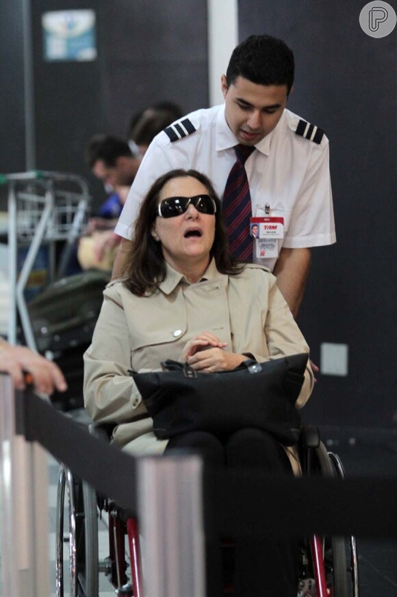Funcionários do Aeroporto de Congonhas ofereceram uma cadeira de rodas para a atriz