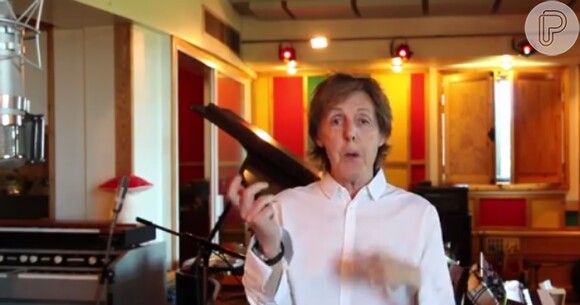 Paul McCartney brinca com fãs, imita som de guitarra com a boca e anuncia shows em outubro