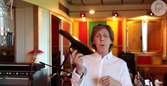 Paul McCartney aparece em vídeo para tranquilizar fãs sobre sua saúde; cantor ficou internado por causa de uma infecção viral