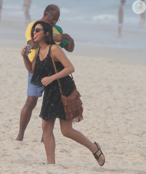 Mesmo com o dia nublado, Bruna Marquezine gravou cenas da novela "Em Família" na praia do Recreio, na Zona Oeste do Rio de Janeiro, nesta quinta-feira 26 de junho de 2014