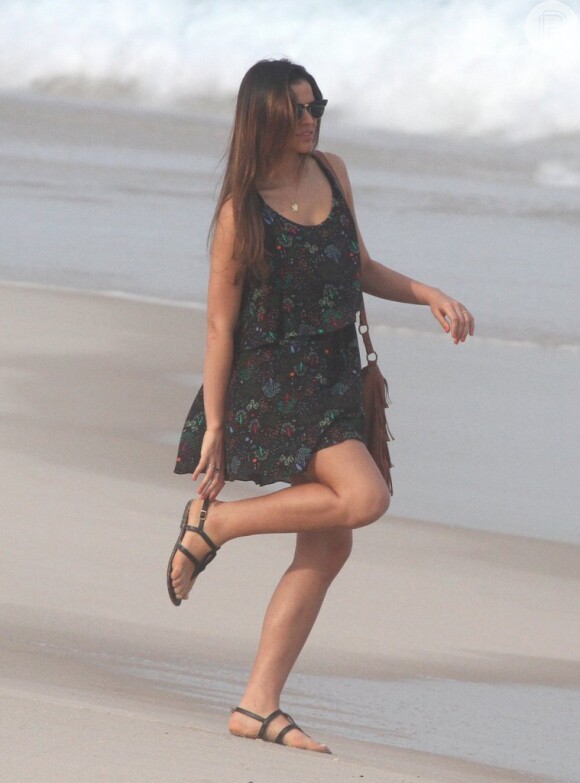 Depois de alguns minutos, Bruna Marquezine tirou a sandália que calçava e caminhou pela areia