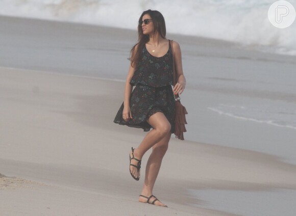 Bruna Marquezine grava 'Em Família' em praia do Rio, mas não desgruda do celular