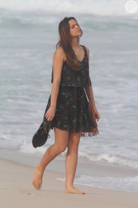 Bruna Marquezine caminha na beira da praia em gravação da novela