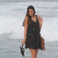 Bruna Marquezine faz caras e bocas em gravação de 'Em Família' em praia do Rio